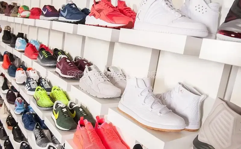 潮流引领者：安踏C2025Lite运动鞋的未来趋势与创新设计